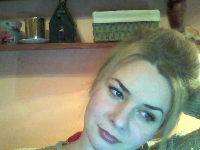 Offline HollyLaPretty on BongaCams