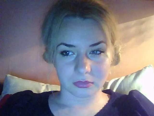 Offline HollyLaPretty on BongaCams