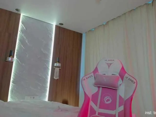 Offline Naomimif on BongaCams