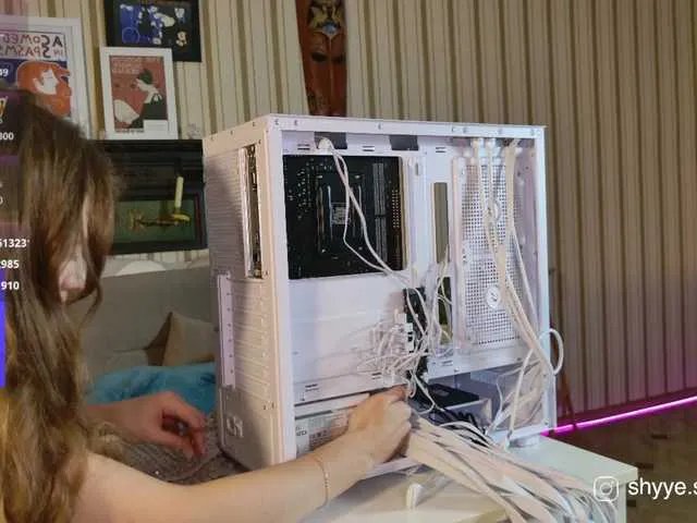 sarahsupershy on BongaCams 