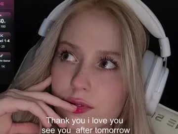 Freechat kittyloffe on Chaturbate