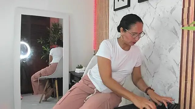 Freechat AnnaArela on StripChat