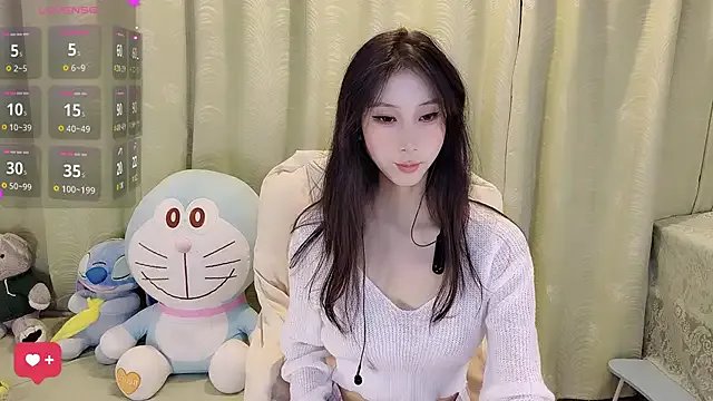 Freechat kindbee on StripChat