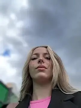 Freechat LoraaDoll on StripChat