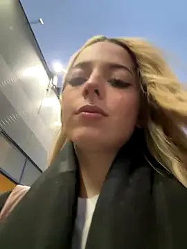 Freechat LoraaDoll on StripChat