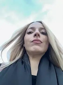 Freechat LoraaDoll on StripChat