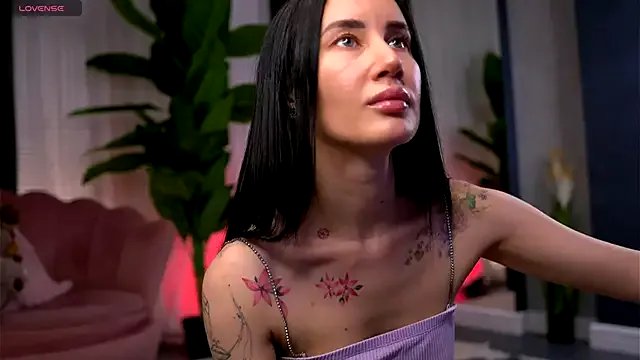 SerenaVelour on StripChat 